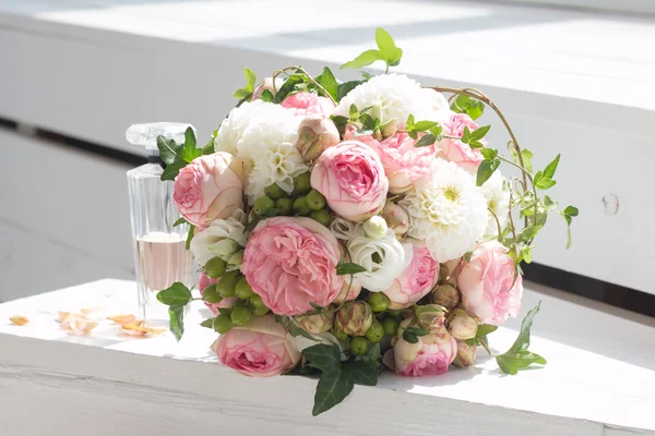 Bouquet de mariage et bouteille de parfum — Photo