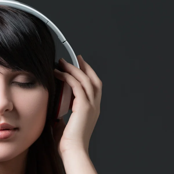 Retrato de close-up de uma jovem ouvindo música — Fotografia de Stock