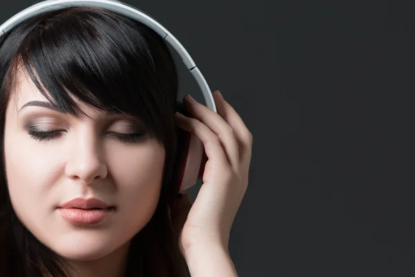 Retrato de cerca de una joven escuchando música —  Fotos de Stock