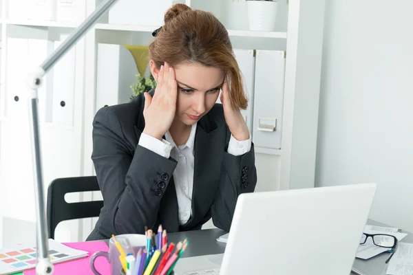 Junge schöne Geschäftsfrau versucht sich zu konzentrieren — Stockfoto