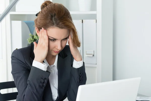 Jonge mooie zakenvrouw proberen te concentreren — Stockfoto