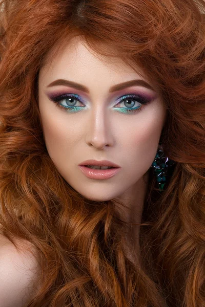 Retrato de cerca de mujer elegante con hermoso cabello rojo —  Fotos de Stock