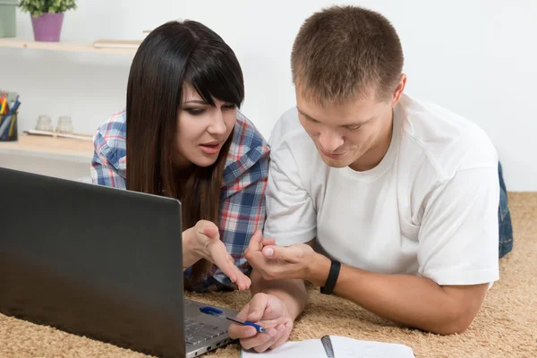 Pareja joven discutiendo algo en casa —  Fotos de Stock