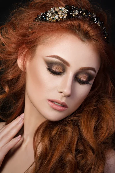 Ritratto di bella donna dai capelli rossi sensuale — Foto Stock