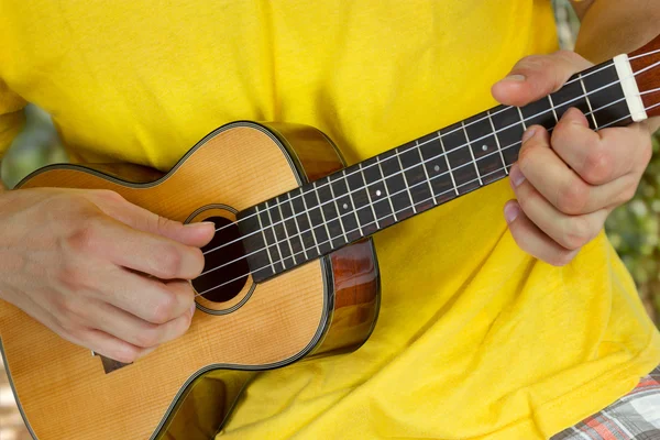 Mãos de homem tocando ukulele — Fotografia de Stock