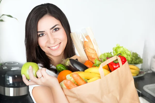 Brunet Frau hält Papiertüte mit vegetarischem Essen — Stockfoto