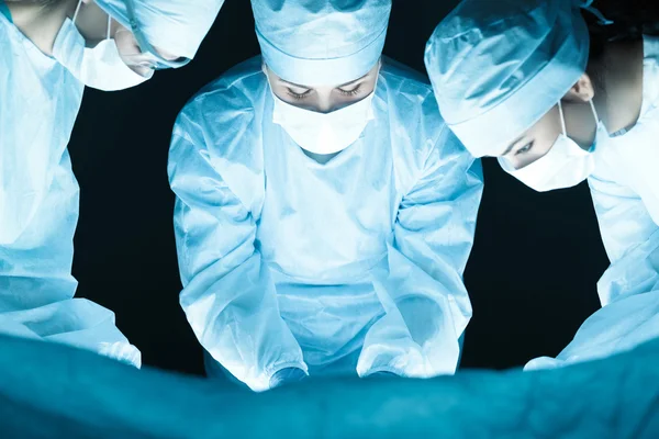 Equipe médica realizando operação — Fotografia de Stock