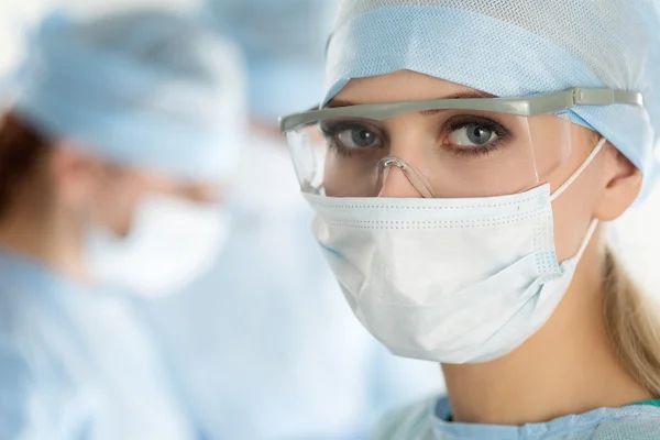 Close-up of surgeon woman looking at camera — Stock Photo, Image