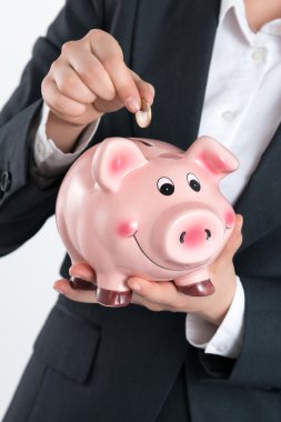 Kumbara para koyarak kadın eli