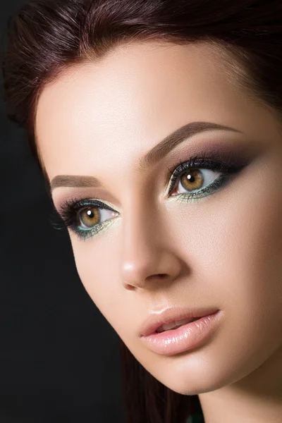 Close-up beauty portrait of young pretty brunette — Stock Photo, Image