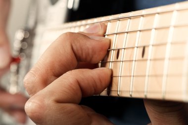 Elektro gitar çalmak adamın elleri