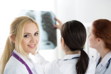 Kadın tıp Doktor iki meslektaşları ile gülümseyen portresi
