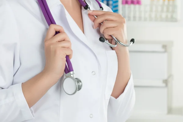 Femme médecin avec stéthoscope — Photo