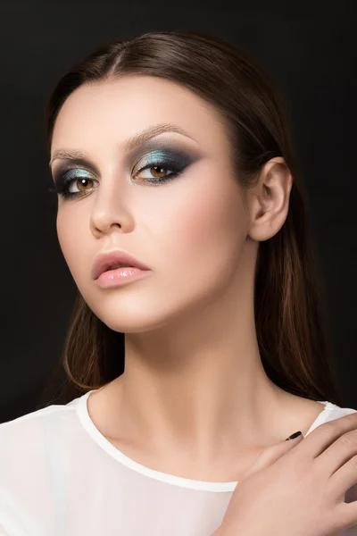 Portrét krásné brunet ženy s módní make-up — Stock fotografie