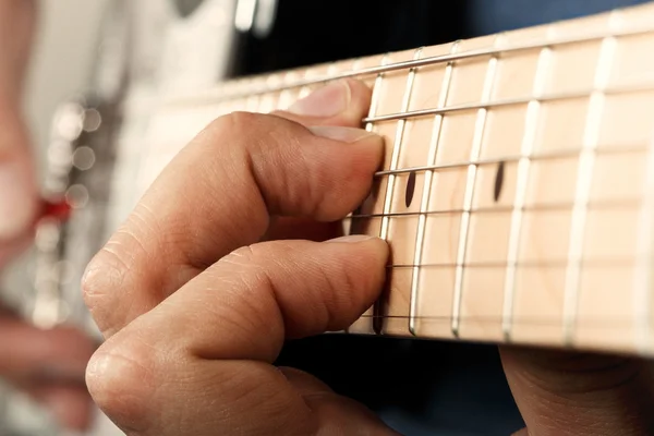 Mãos de homem tocando guitarra elétrica — Fotografia de Stock