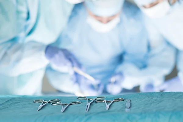 Equipe médica realizando operação — Fotografia de Stock