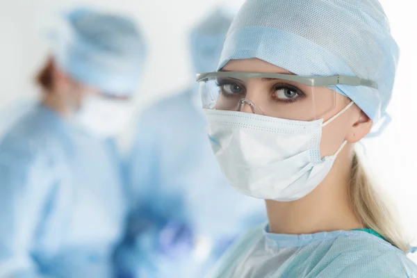 Close-up de mulher cirurgião olhando para a câmera — Fotografia de Stock