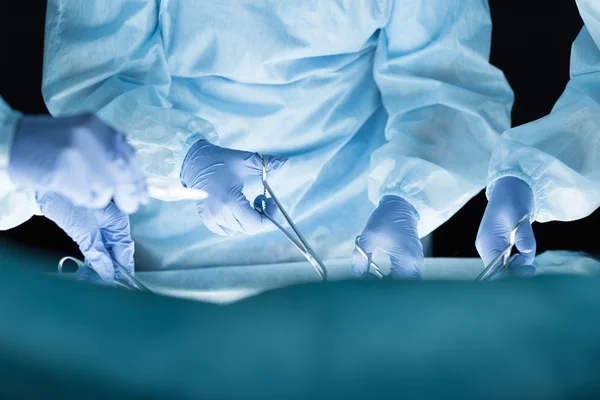 Equipe médica realizando operação — Fotografia de Stock