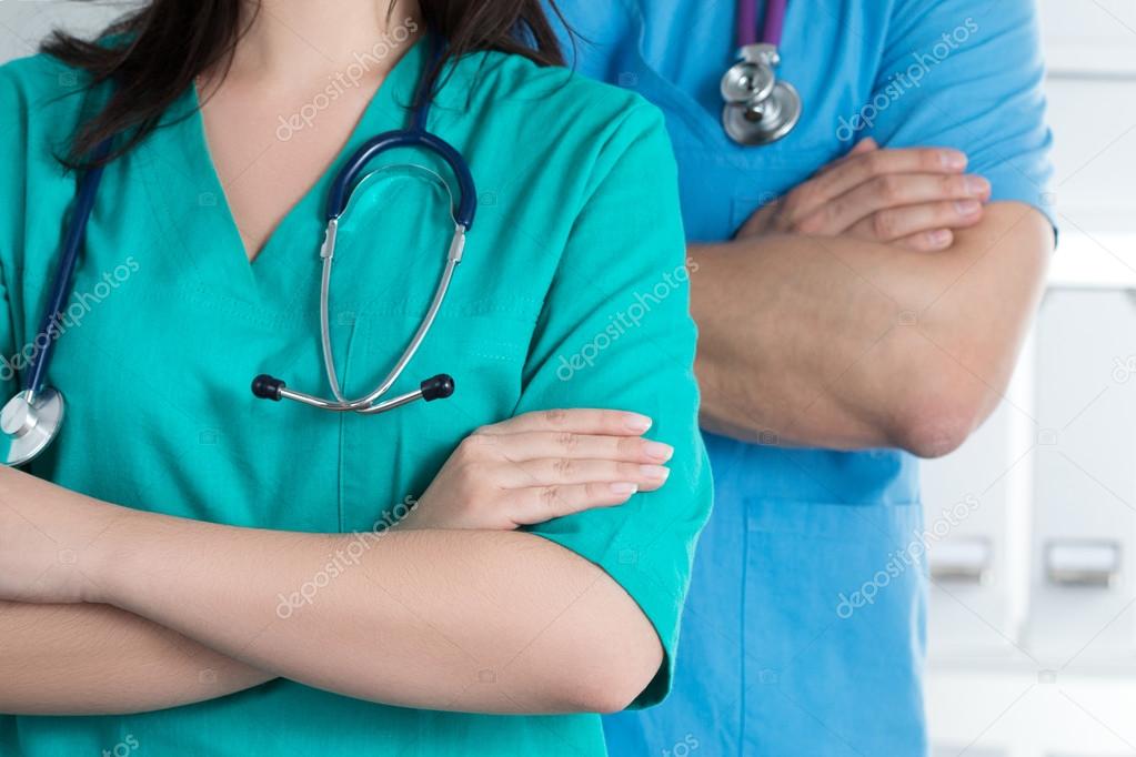 Two doctors standind with their arms crossed on chest