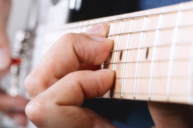 Elektro gitar çalmak adamın elleri