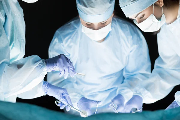 Equipe médica realizando operação — Fotografia de Stock