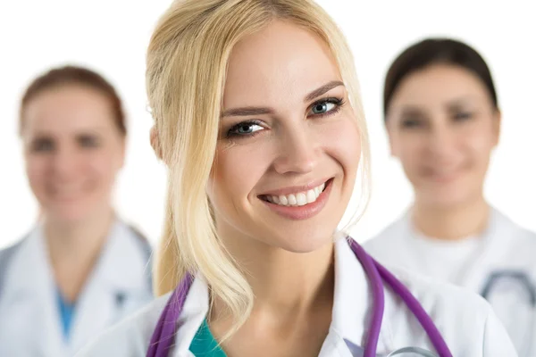 Retrato de médico feminino cercado por equipe médica — Fotografia de Stock