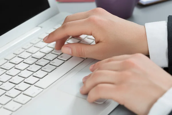 Μεγέθυνση του γυναικείου χεριού πληκτρολογώντας στο lap-top — Φωτογραφία Αρχείου