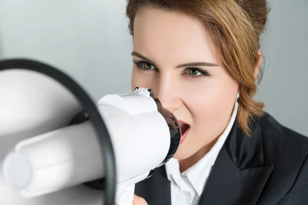 Jovem mulher de negócios gritando com um megafone — Fotografia de Stock