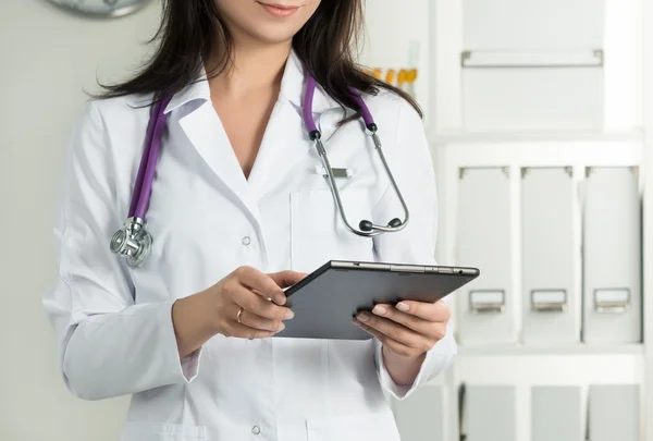 Mujer Doctor Holding Tablet PC — Foto de Stock