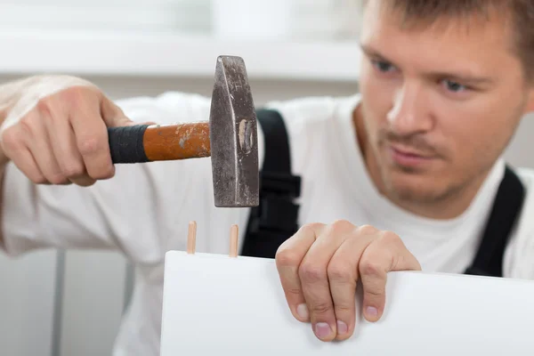 Man Assembling Furniture — Stock Photo, Image