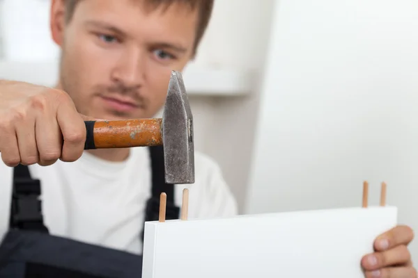 Man Assembling Furniture — Stock Photo, Image