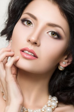 Genç güzel esmer modeli yakın çekim Güzellik Portresi