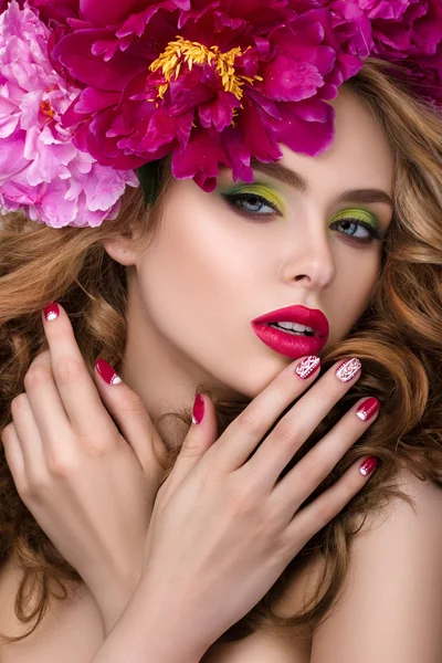 Menina bonita nova com coroa de flores — Fotografia de Stock