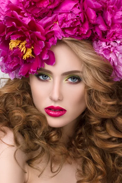 Genç güzel kız çiçek çelenk ile yakın çekim Güzellik Portresi — Stok fotoğraf