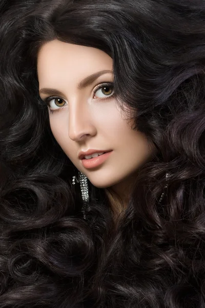 Close-up portrait of elegant woman with beautiful black hair — Stock Photo, Image