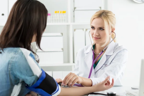 Medicine doctor measuring blood pressure to patient — Φωτογραφία Αρχείου