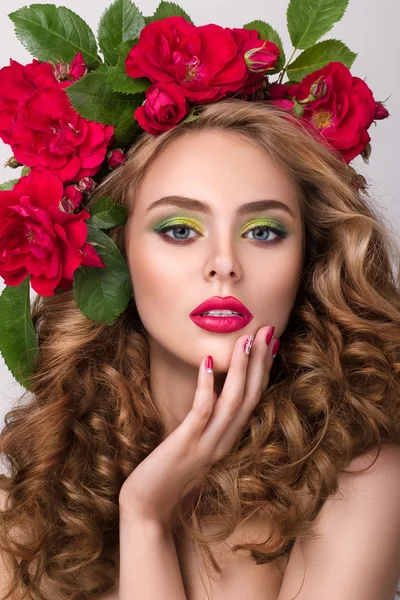 Close-up retrato de beleza de menina bonita jovem com coroa de flores — Fotografia de Stock