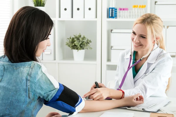 Medicine doctor measuring blood pressure to patient — Stok fotoğraf