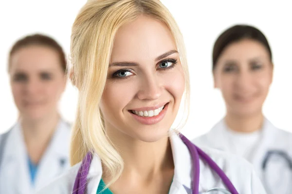 Retrato de jovem médica loira rodeada de chá médico — Fotografia de Stock