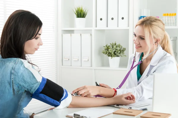 Medicine doctor measuring blood pressure to patient — Stockfoto