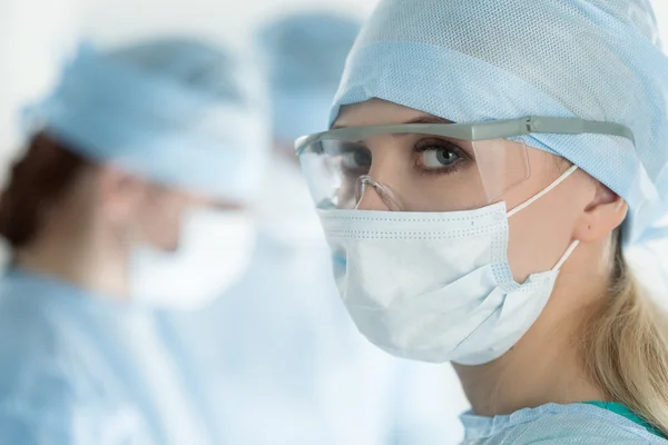 Close-up of surgeon woman looking at camera — Stock Photo, Image