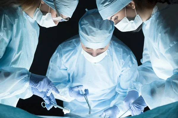 Equipe médica realizando operação — Fotografia de Stock