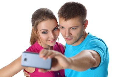 Genç bir çift selfie çekiyor.