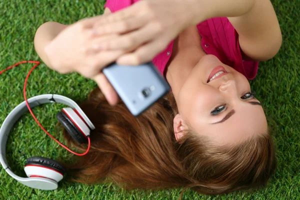 Joven chica bonita haciendo selfie —  Fotos de Stock