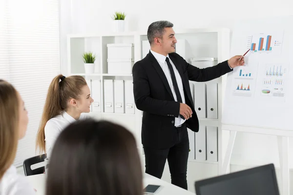 Reunión de empresarios en la oficina para discutir el proyecto — Foto de Stock