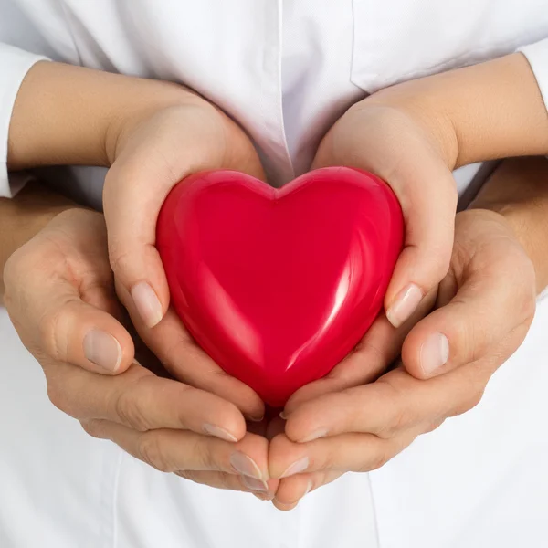 Woman and man holding red heart together — 图库照片