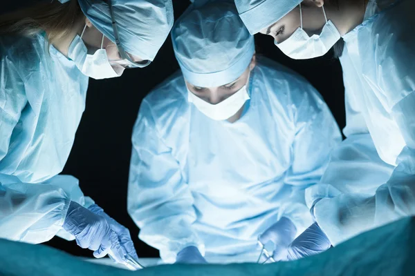 Medical team performing operation — Stock Photo, Image