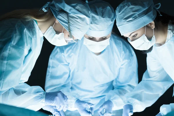 Equipe médica realizando operação — Fotografia de Stock