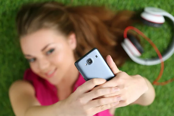 Jovem menina bonita tomando auto retrato — Fotografia de Stock