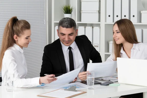 Due giovani belle donne d'affari che si consultano con il loro collega — Foto Stock